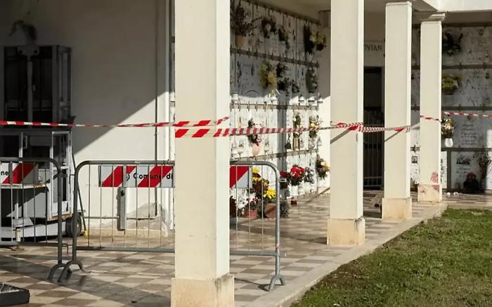 Aggredisce con forbici e bisturi un anziano al cimitero per rapinarlo: agrigentino arrestato nel Padovano
