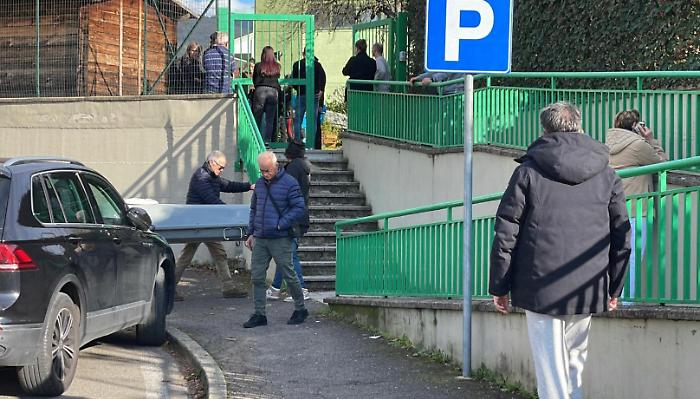 Tragedia ad Arezzo: bimbo di 2 anni muore impigliato nel giardino dell'asilo, indagini in corso