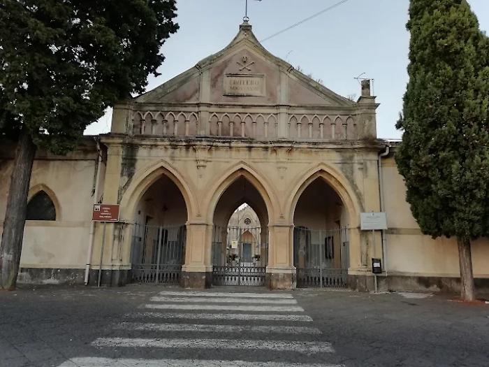 La "discarica" di bare nel cimitero di Aci Catena: ci sono i primi due indagati