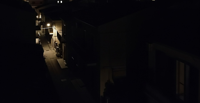 La città al buio: luci a zebra e un Comune senza ufficio per intervenire