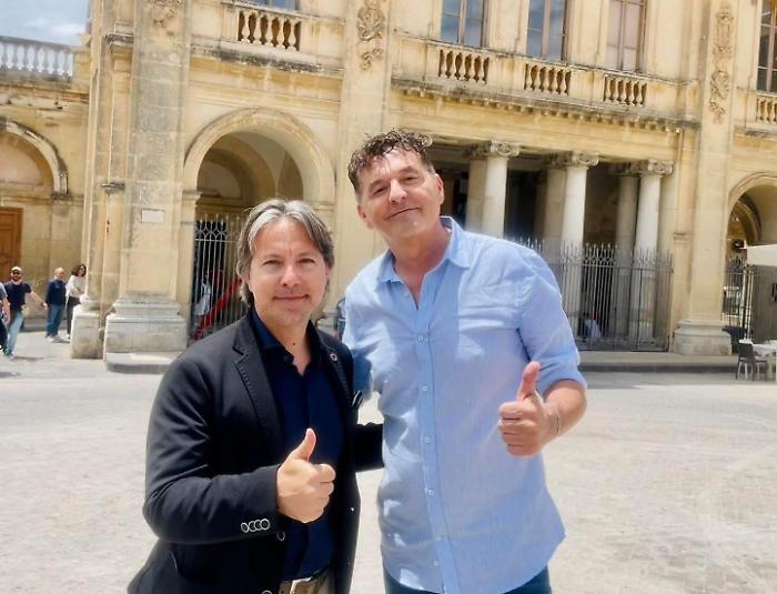 da sinistra il sindaco di Noto Corrado Figura con Teo Mammucari