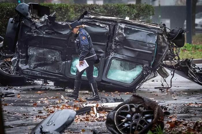Violento scontro tra due mezzi a Milano: un guidatore positivo al pretest droga e l'altro senza patente; due giovani in pericolo di vita