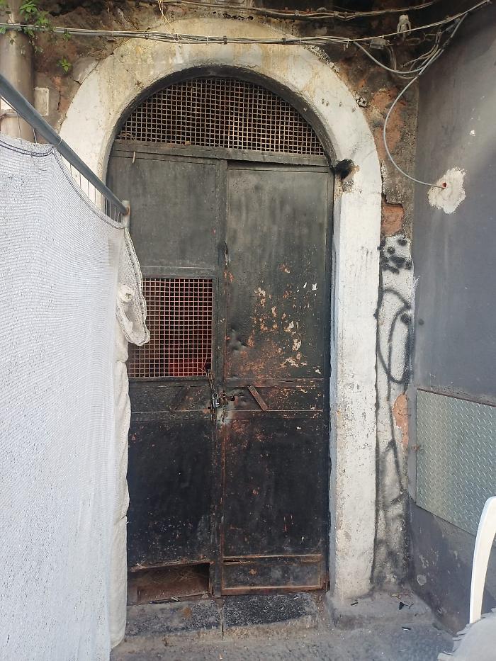 San Berillo, sgomberato un immobile comunale in via Rocchetti: tre persone denunciate per occupazione abusiva e furto di energia elettrica