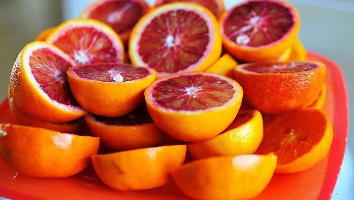 Le arance rosse di Sicilia? Si mettono al collo e diventano un foulard