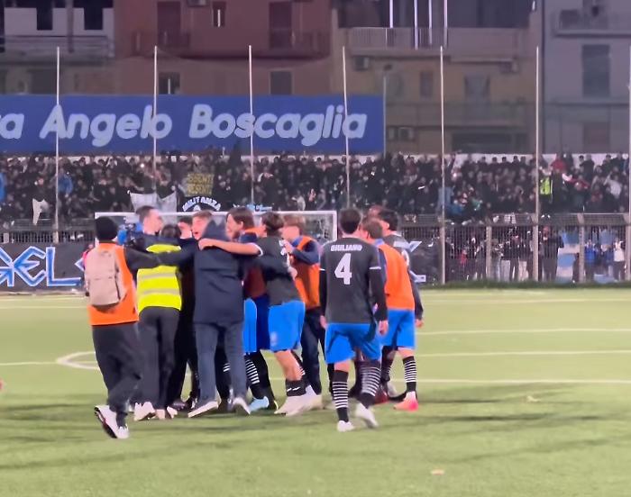 L'esultanza dei calciatori del Gela dopo il gol