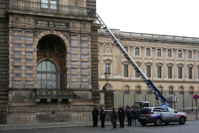 Furto del secolo al Louvre, altri quattro fermati grazie al Dna (ma della refurtiva non c'è traccia)