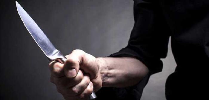 Acate, migrante armato di coltello minaccia poliziotti