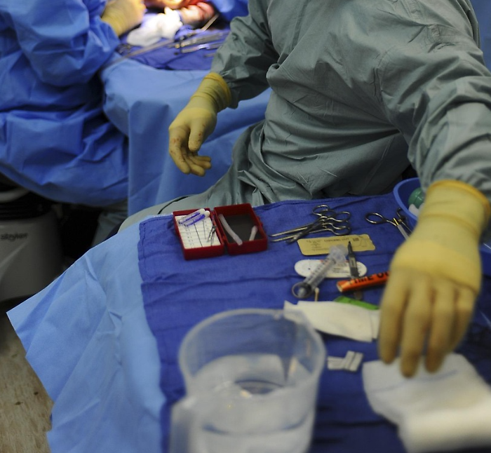 Pinza "dimenticata" nella pancia dopo intervento, la paziente: «Farò causa»