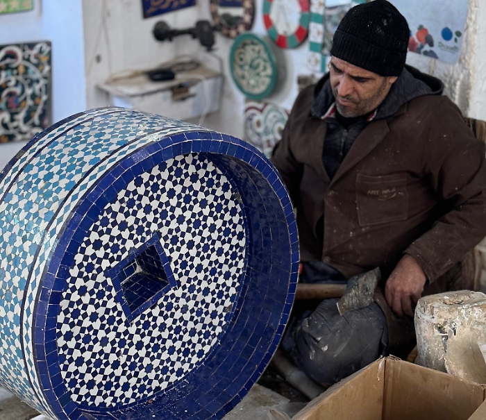 Colori, mani e la magia delle ceramiche: c’è un angolo di Sicilia che rivive in Marocco