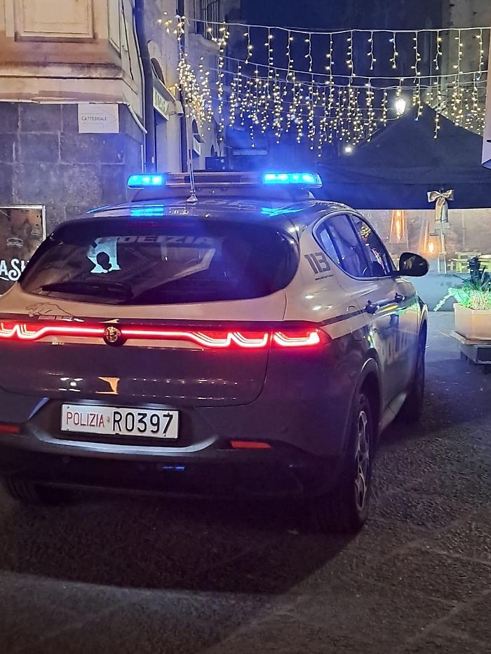 Con l'auto stava "invadendo" i mercatini di Natale a Catania: bloccato dalla polizia, auto incastrata nelle protezioni