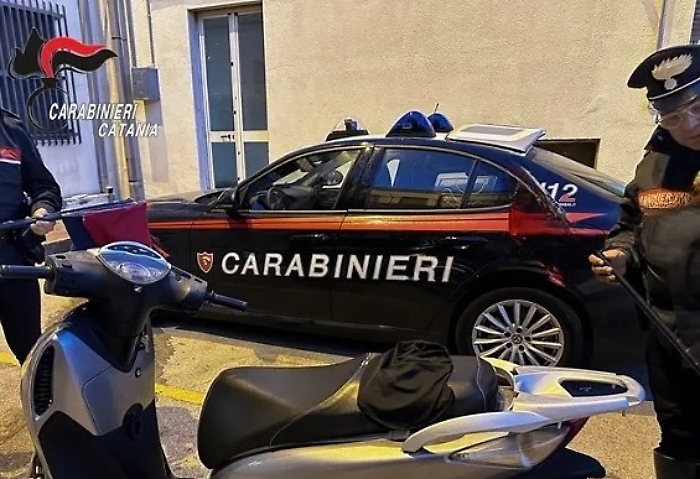 Paternò, minore sorpreso su scooter sequestrato e allaccio abusivo alla rete elettrica