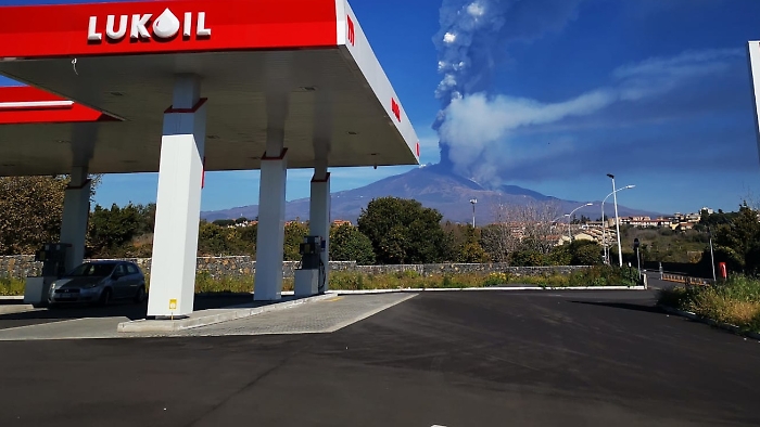 Via libera (a tempo) alle pompe Lukoil fuori dalla Russia: cosa cambia davvero e perché importa