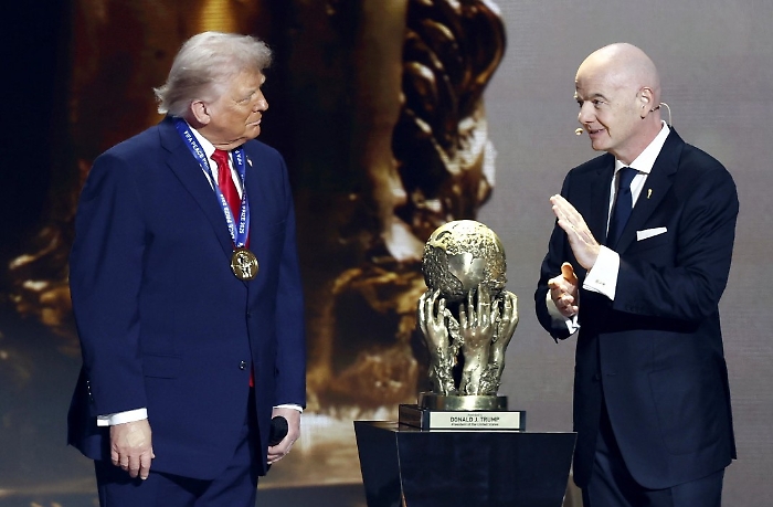 Infantino (e la Fifa) nella bufera dopo il premio a Trump: &laquo;Vergogna&raquo;