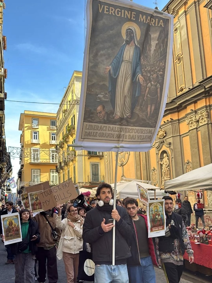 "Santa Maria liberaci...dall'Overtourism: a Napoli una singolare processione