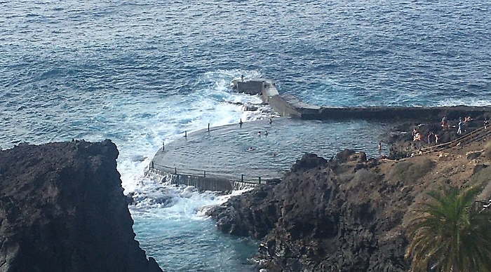 Tenerife, la piscina che si è trasformata in un frullatore d’Atlantico