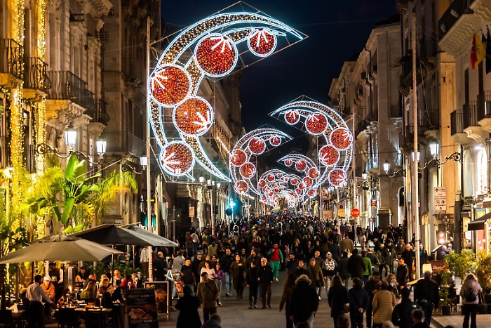 Natale a Catania 2025: cori, fiabe, concerti e performance multimediali per tutta la città