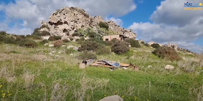 Eternit e rifiuti ingombranti nella riserva di Punta bianca: la denuncia e il video di Mareamico