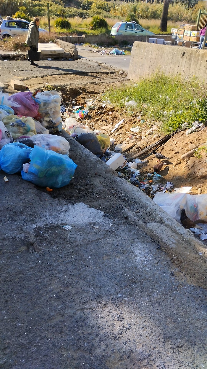 La buca piena di rifiuti