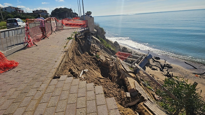 Erosione costiera, crollata la pista ciclabile di viale delle Dune