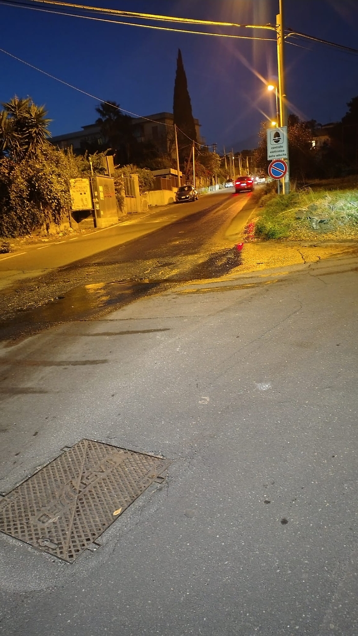 Grave perdita idrica e pericolo per la sicurezza stradale a San Giovanni La Punta