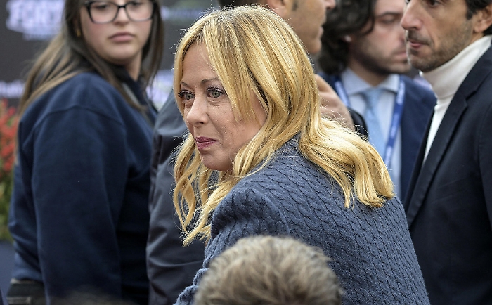 Ad Atreju il lungo abbraccio tra Meloni e la piccola Ginevra accompagnata dal pap&agrave;