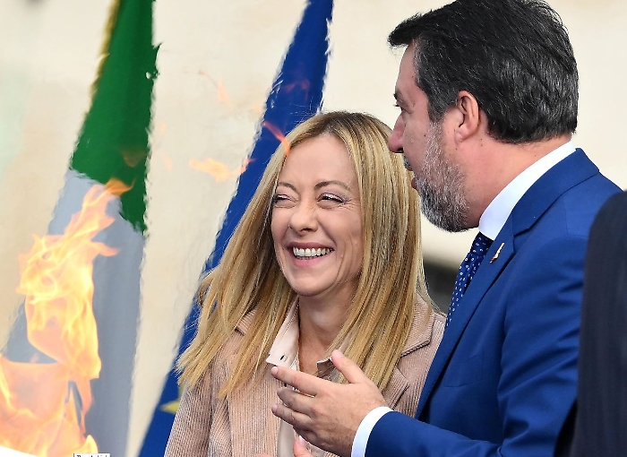 Le reazioni all'assoluzione di Salvini: Meloni chiede un applauso in Senato, la Lega esulta, Fi applaude. Bonelli: &laquo;Allora non ci sono le toghe rosse?&raquo;