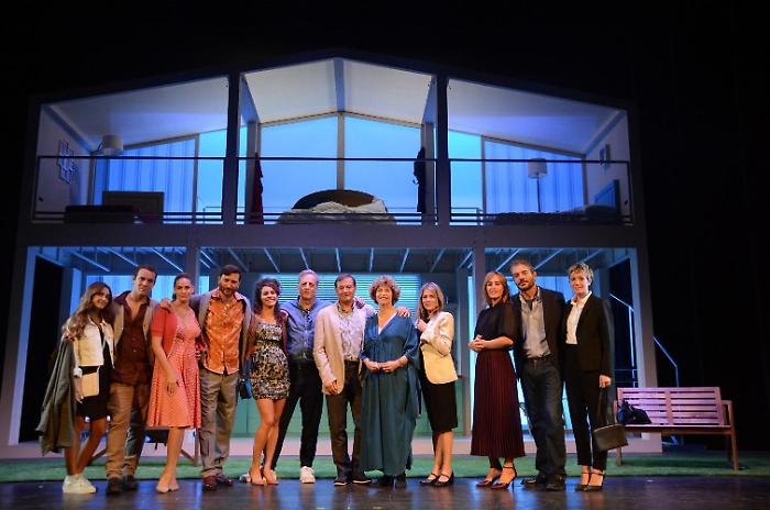 Dopo il film e la serie, Muccino debutta  a Catania come regista teatrale con "A casa tutto bene"