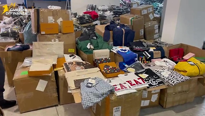 Sequestro record a Catania: 2 milioni di capi e accessori contraffatti in tre mega-depositi