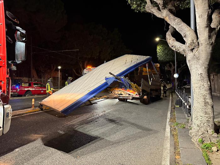 Tir incastrato perde tetto