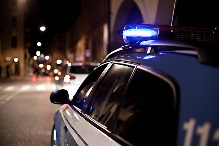 Anziana e il figlio assaliti nel cortile di casa: due rapinatori messi in fuga da un vicino