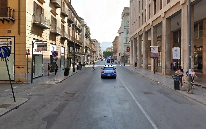 A spasso in centro a Palermo con un tirapugni-taser: 19enne arrestato dalla Polizia