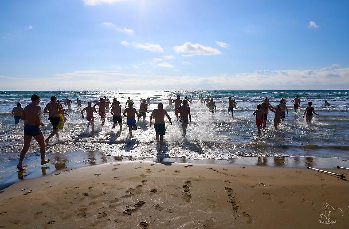 A Campobello di Mazara tuffo di Capodanno per 150 persone: atleti, famiglie e turisti tutti in acqua