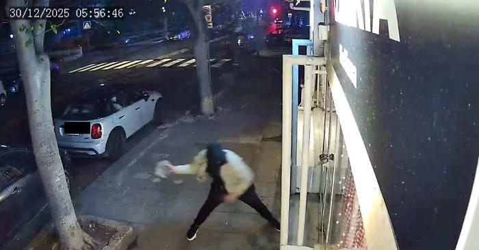 Subiti tre furti in tre giorni, il titolare: "Dormo nel locale"