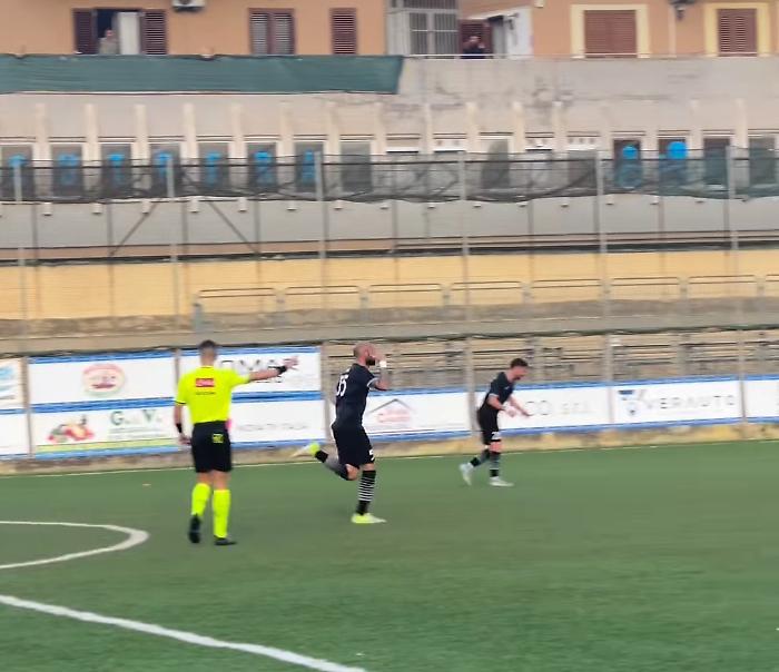 L'esultanza di Petta dopo il gol del Gela