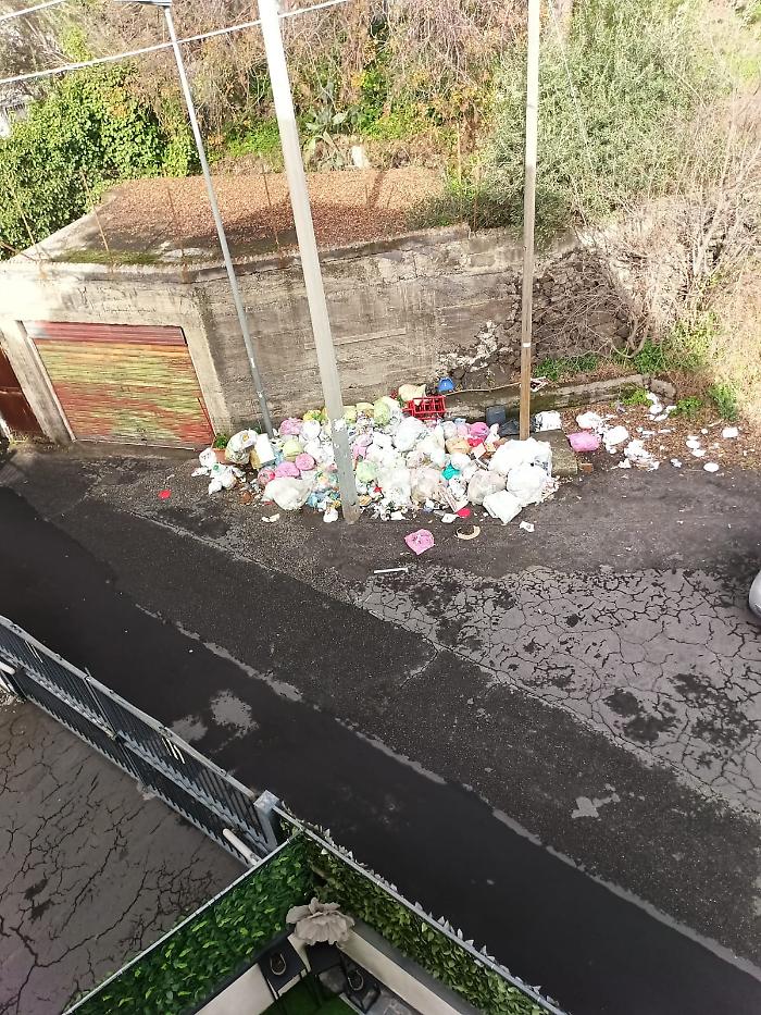 L'immondizia in via Torricelli a Mascalucia