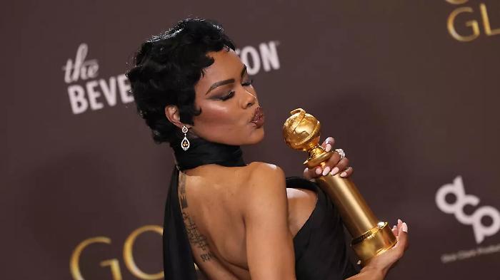 Golden Globes 2026: il rosso (carpet) batte forte. Tra lampi d&rsquo;archivio, &ldquo;naked dress&rdquo; e omaggi ad Armani, ecco chi ha davvero vinto la notte