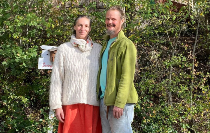 Casa nel bosco, cos'&egrave; il metodo Waldorf‑Steiner a cui si ispira la famiglia 