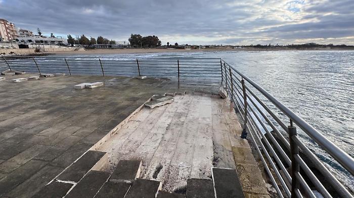 Molo distrutto dalle mareggiate a Marina di Modica: a chi tocca rimetterlo in sesto?