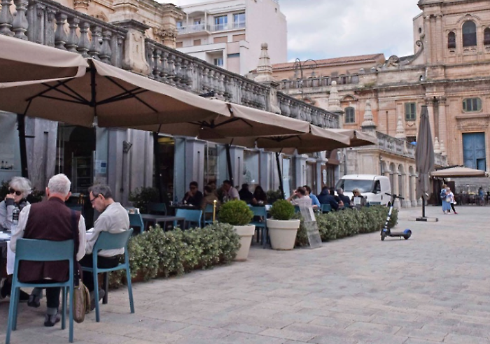 Dehors a Ragusa, scoppia la guerra degli ampliamenti