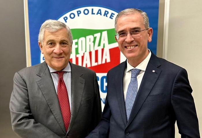 L&rsquo;&ldquo;ambulatorio&rdquo; del leader fra mal di pancia repressi e riposizionamenti tattici. E al Politeama si prepara un bagno di folla