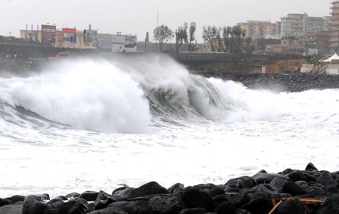 Sicilia sotto assedio del maltempo: allerta rossa sulla Riviera Jonica, scuole chiuse e venti di burrasca