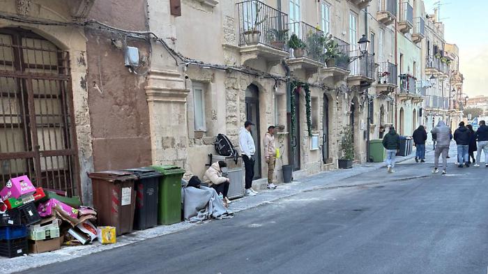 Dormire sui cofani per un permesso: il gioved&igrave; dell&rsquo;immigrazione a Siracusa