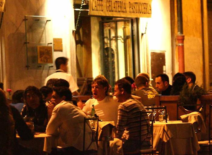 Mangiare fuori spendendo meno: 10 strategie pratiche per consumatori