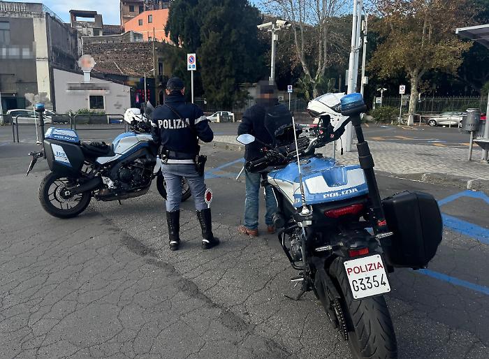 Denunciato 12 volte in pochi mesi, scatta l'arresto per un parcheggiatore abusivo (recidivo) che chiedeva soldi ai turisti