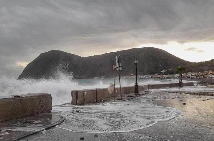 Maltempo, il pericolo viene dal mare: evacuate strade e abitazioni da Siracusa a Messina. Le piogge pi&ugrave; forti da domani pomeriggio