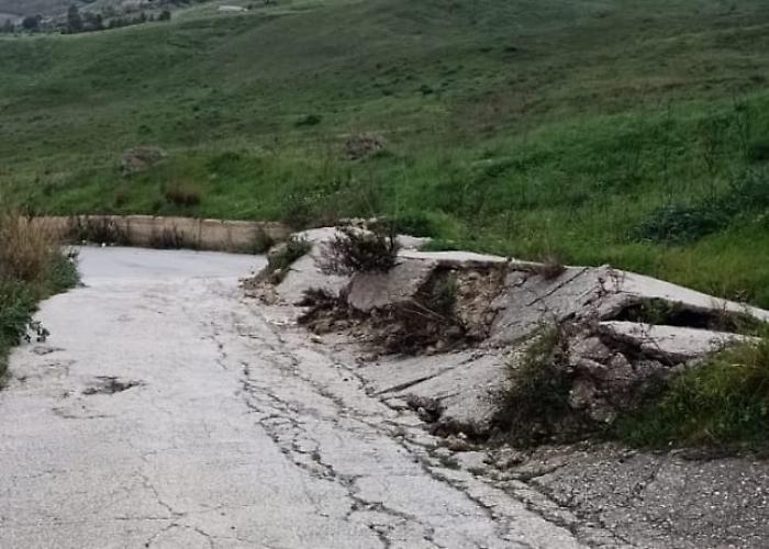 Frana la strada di collegamento tra Favara e Naro, disposta la chiusura immediata