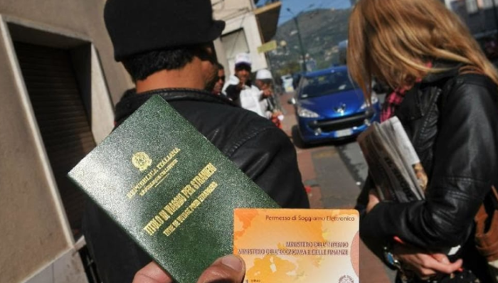 Ottengono i permessi di soggiorno grazie a falsi contratti di lavoro, 22 indagati