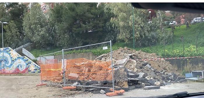 La protesta di Fontanelle: "Detriti abbandonati da 40 giorni e strade colabrodo"