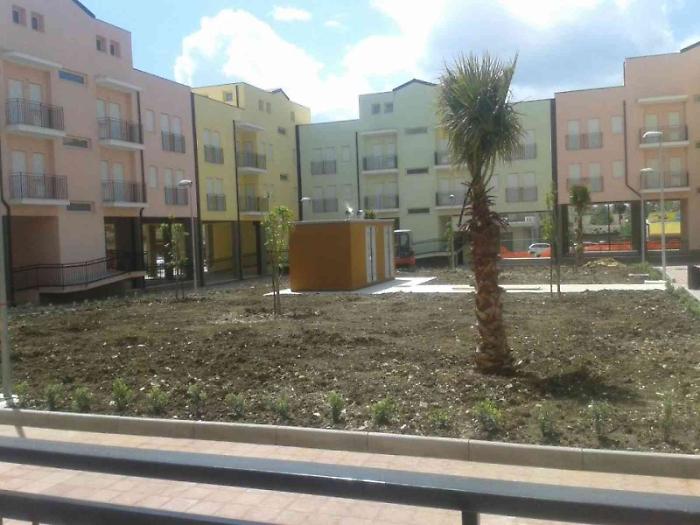 Cinque bambini tra muffa e cavi scoperti: salvati dalla casa degli orrori. C'&egrave; anche un neonato