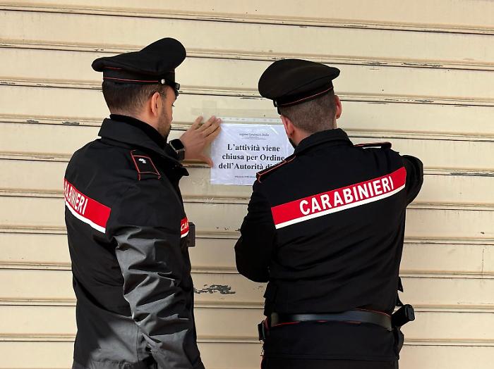 Quei "piatti al veleno" in pieno centro: sequestrati 28 kg di cibo avariato e locale chiuso